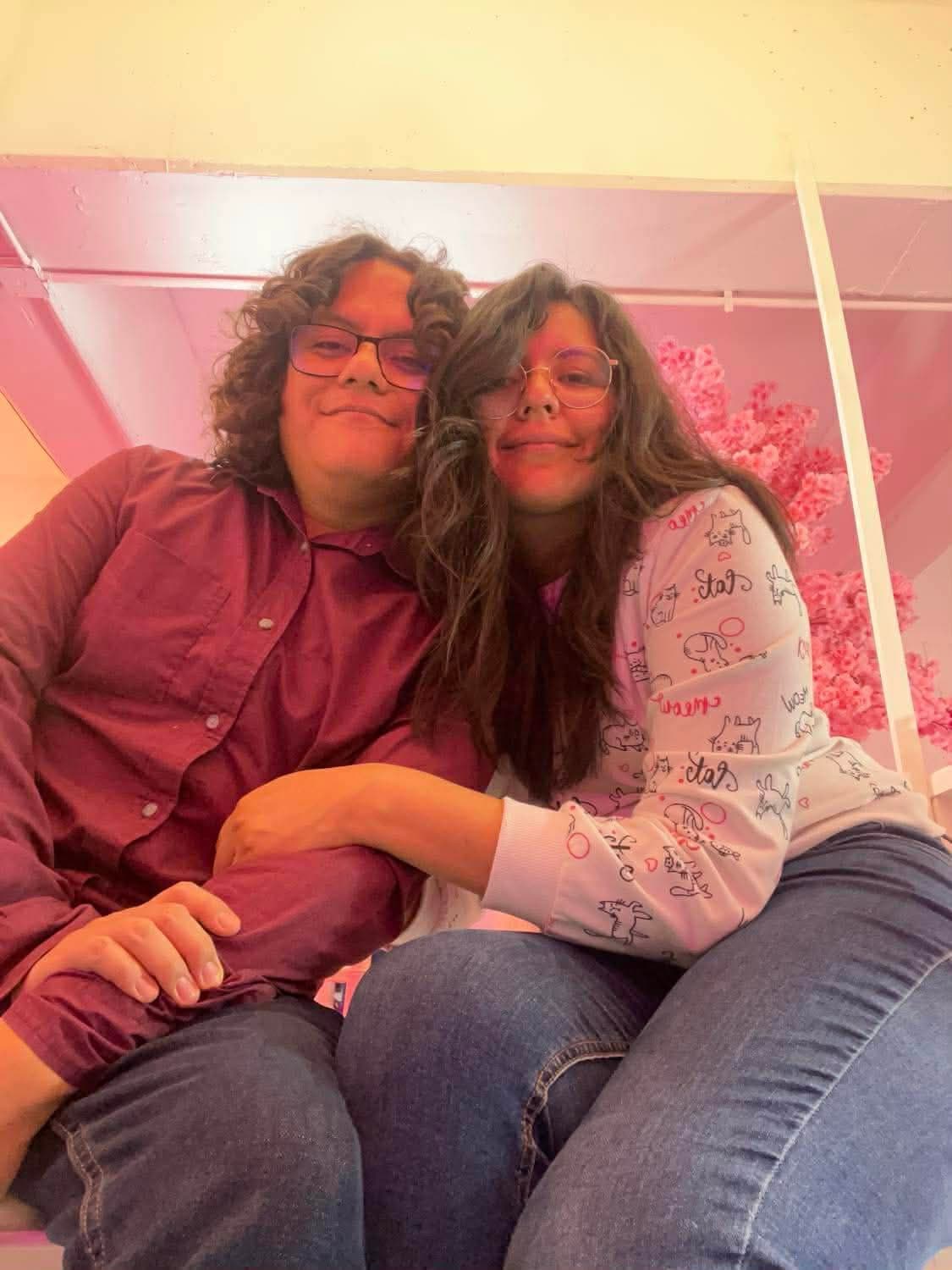¡Estar a tu lado me hace sonreír! <br/>
    Yo, que con trabajo revelo mi sentir al aire, me siento ligera como aire cuando estoy contigo. <br/>
    Sonrío con tus labios y miro a través de tus ojos.