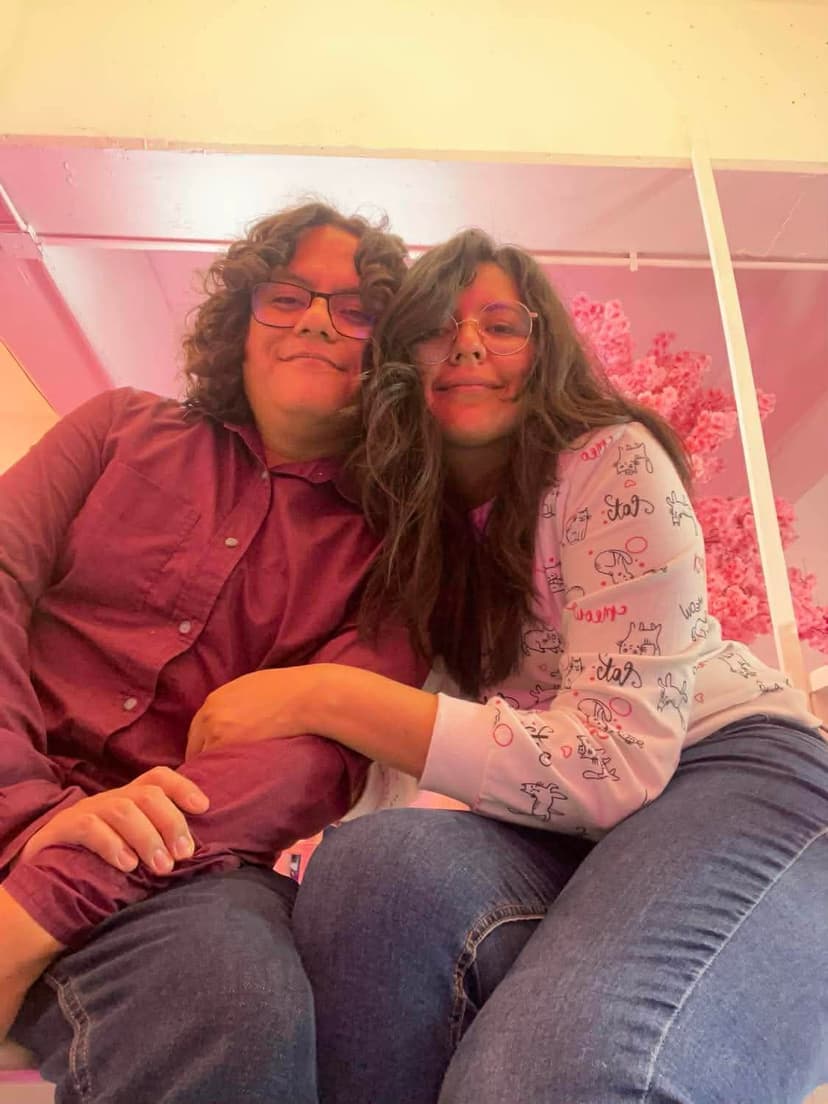 ¡Estar a tu lado me hace sonreír! <br/>
    Yo, que con trabajo revelo mi sentir al aire, me siento ligera como aire cuando estoy contigo. <br/>
    Sonrío con tus labios y miro a través de tus ojos.