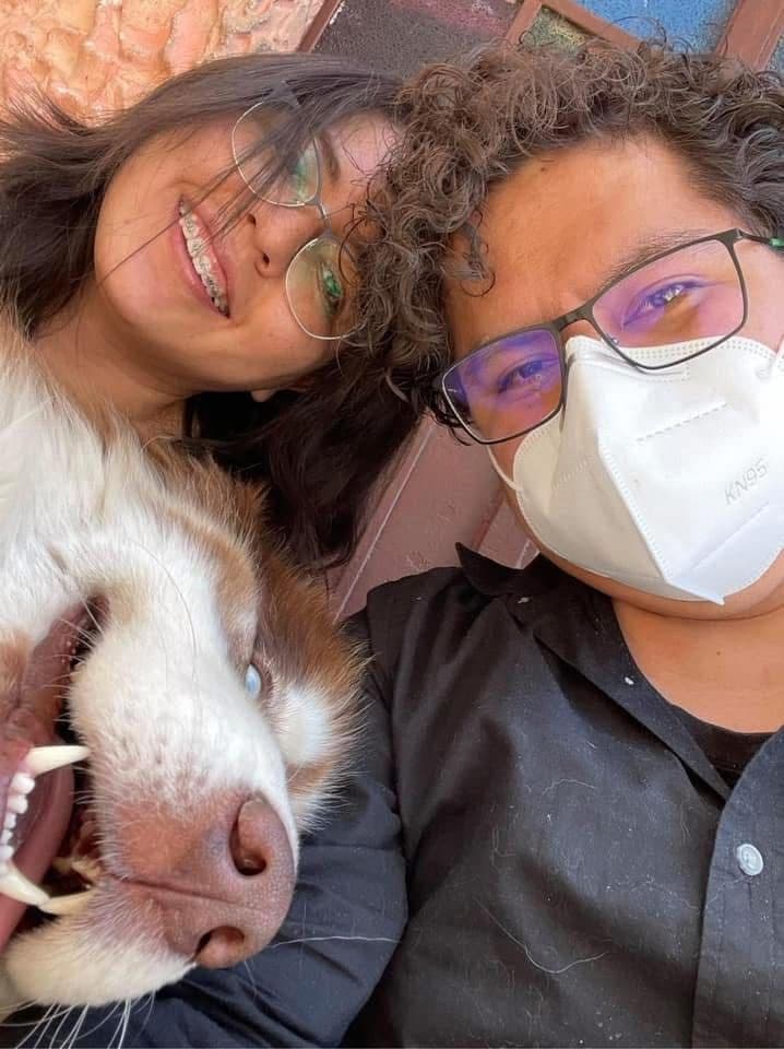 ¡Nuestra pequeña familia! <br/>
    Los mejores momentos no se planean. ¡Estábamos por salir a una cita, nos sentamos a
    tomar una selfie y Aslan, el perrito más bonito (criado por la mujer más bonita) se metió a la
    foto a decir “Yo también quiero salir!” y nos dio una de nuestras primeras -y mejores- fotos
    juntos. Así, sin planearlo, sin esperarlo.