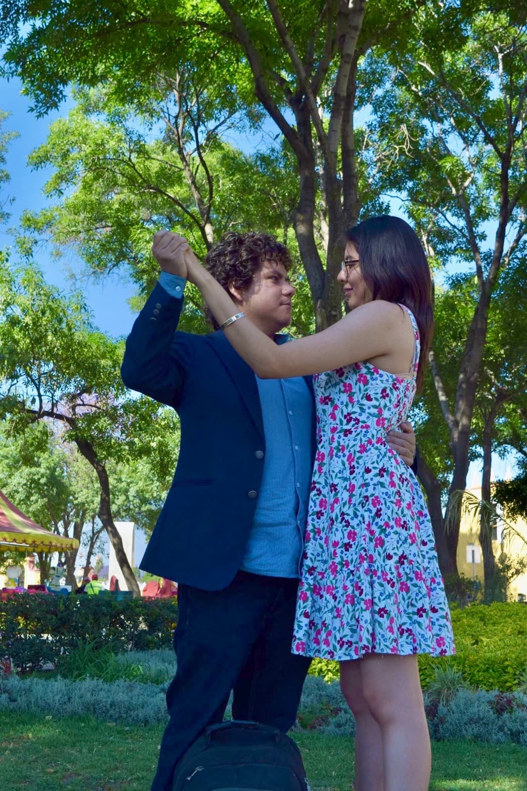 Me haces sonreír, me haces reír, me haces carcajearme hasta que no pueda respirar. <br/>
    Me haces querer pararme a mitad de un parque y ponerme a bailar danzón a tu lado (y lo
    hicimos, como dos locos enamorados)